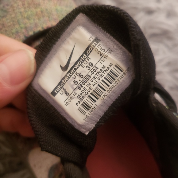 NIKE | Women's Multi-Colored Flyknit Max! - Picture 6 of 8